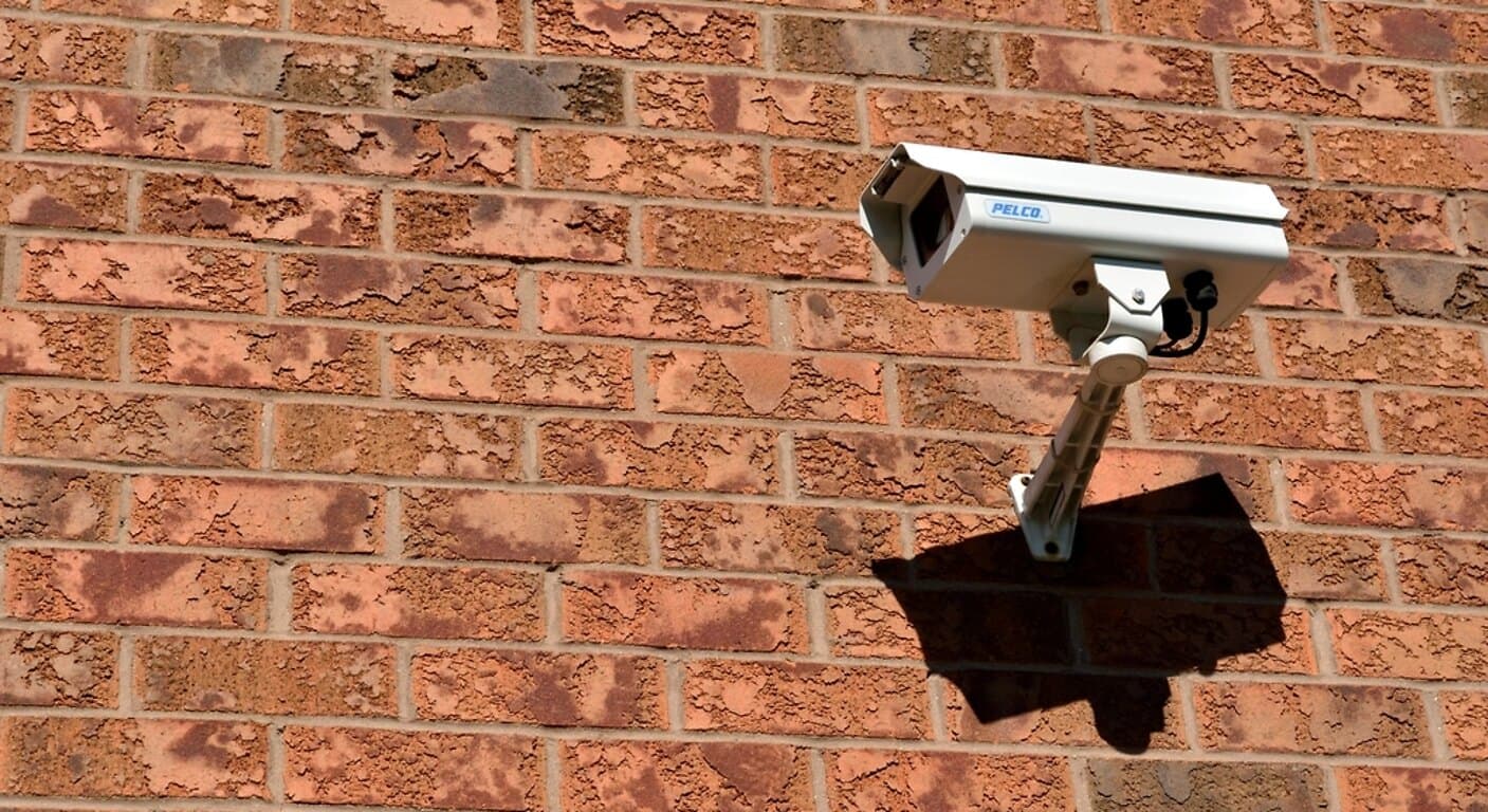 Überwachungskamera an einer Klinkerwand — Videoüberwachung in Wilhelmshaven